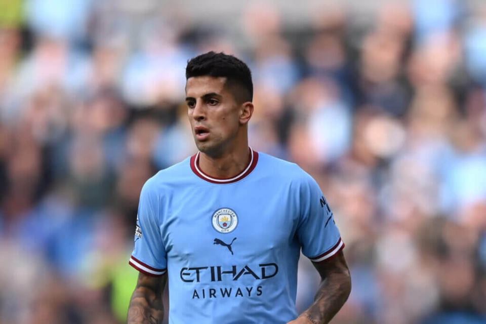 Barcelona Aktifkan Negosiasi Transfer Cancelo